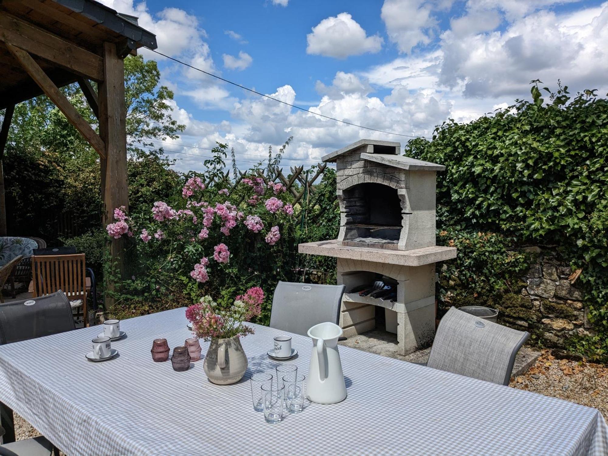 3 Self-Contained Gites With Pool And Games Room Saint-Georges-de-Noisné Esterno foto