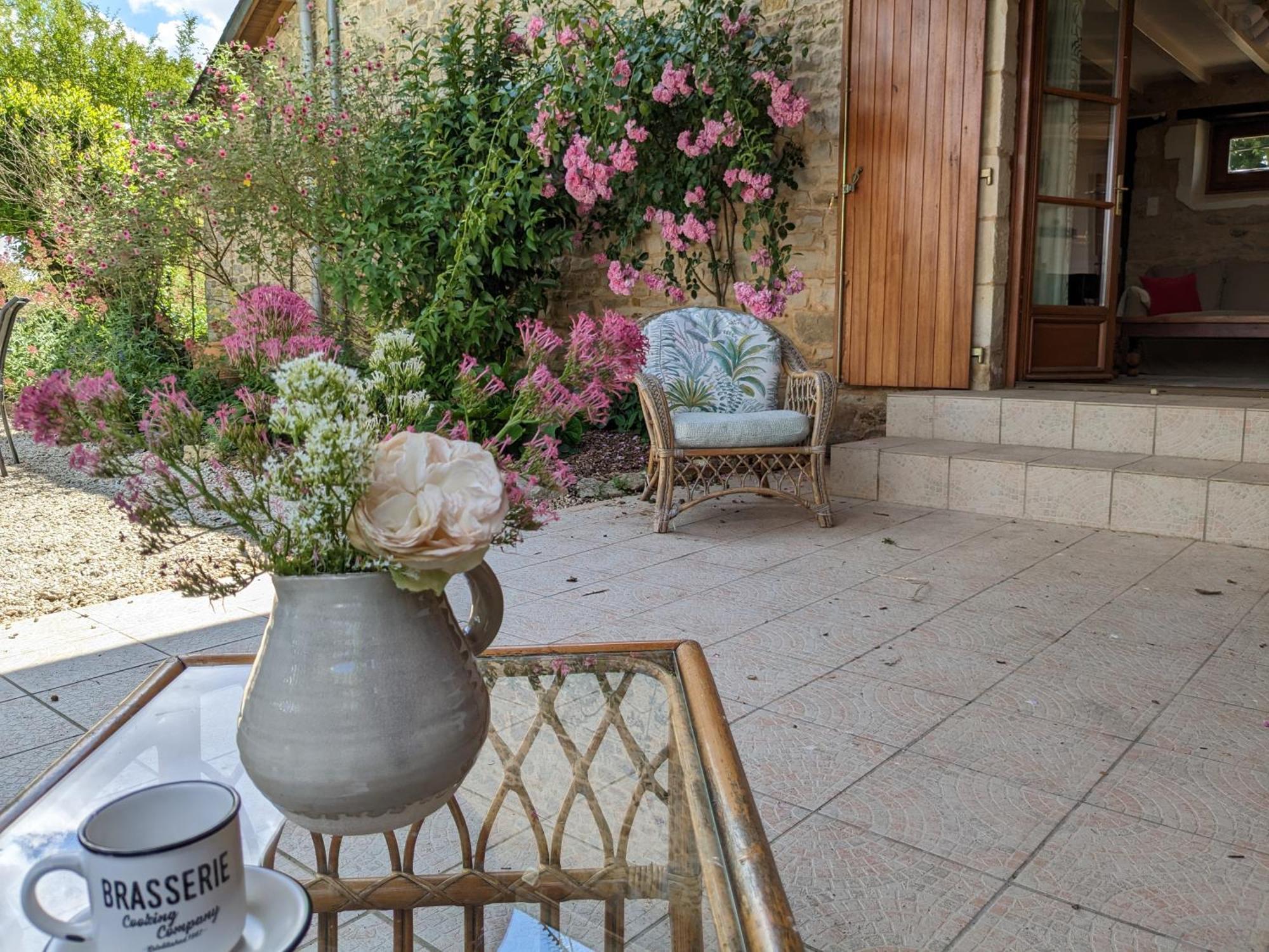 3 Self-Contained Gites With Pool And Games Room Saint-Georges-de-Noisné Esterno foto